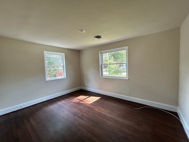 Building Photo - 1815 Powell Rd