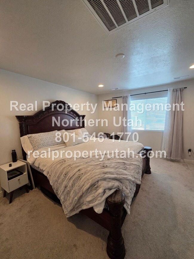 Building Photo - Stunning 4 Bedroom 2.5 Bath Home in Syracuse