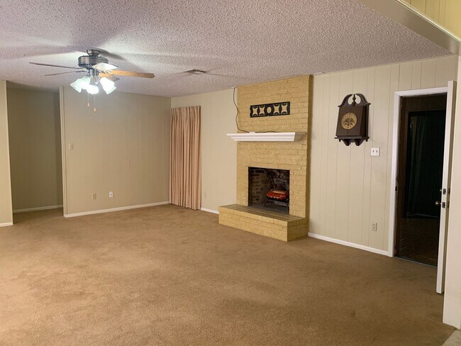 Building Photo - Cozy and Quaint 2 bedroom 2 bath with bonu...