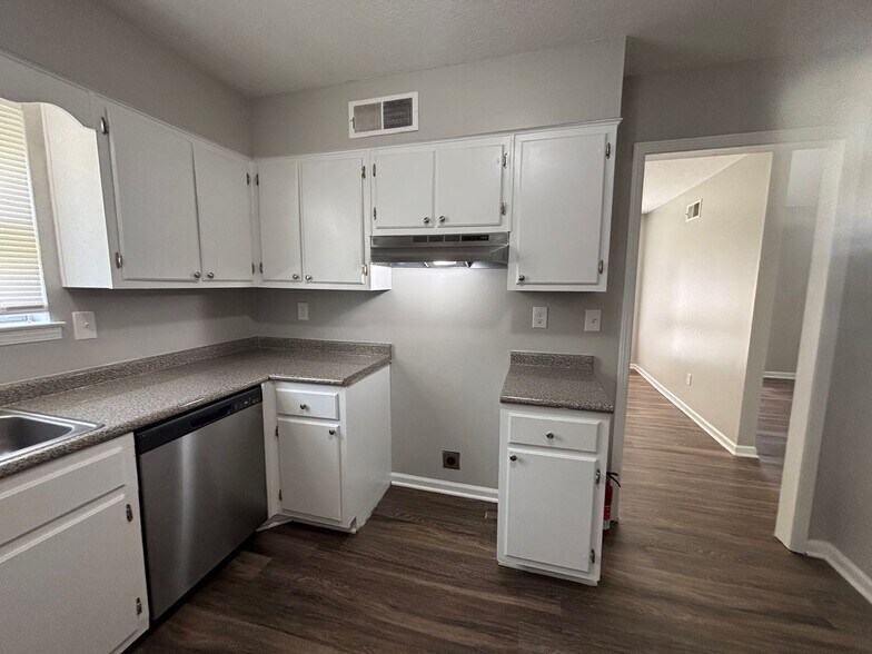 Building Photo - 5095 Corkwood Dr