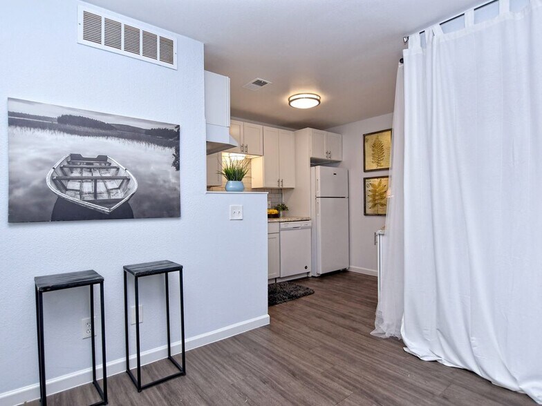 Building Photo - 1840 Burton Dr