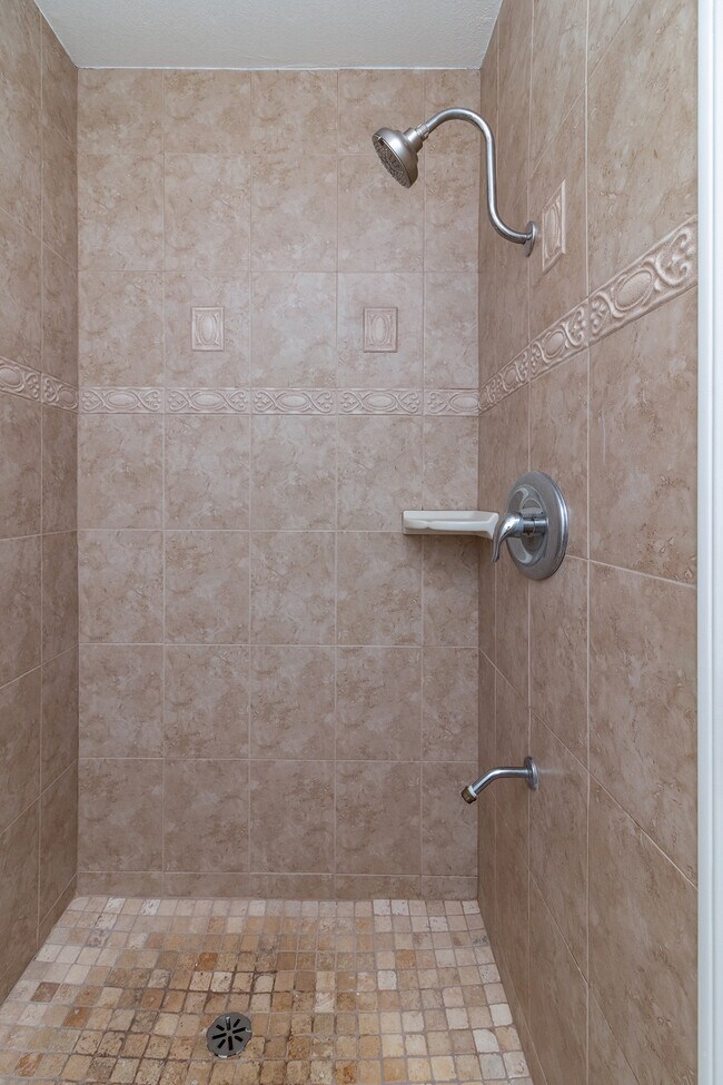 Building Photo - 6199 Canterbury Dr