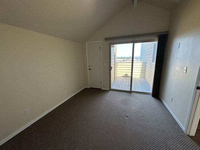 Building Photo - Stunning Home with Breathtaking Golf Cours...