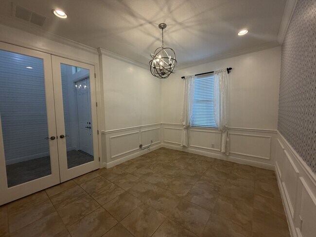 Building Photo - 11908 SW Crestwood Cir