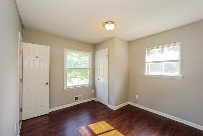 Building Photo - 3840 Benchmark Dr