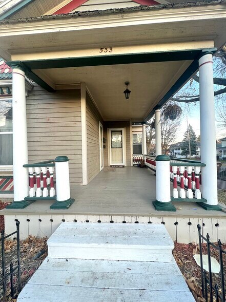 Building Photo - 533 Cherry St