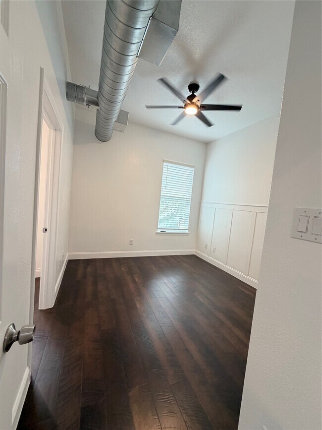 Building Photo - 202 N York St