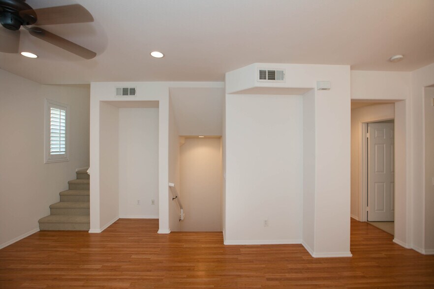 Building Photo - 720 S San Fernando Blvd