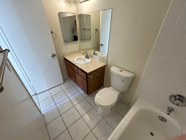 Building Photo - Beautiful 3 Bedroom 2 Bath Home, Private Yard, 2 car attached garage