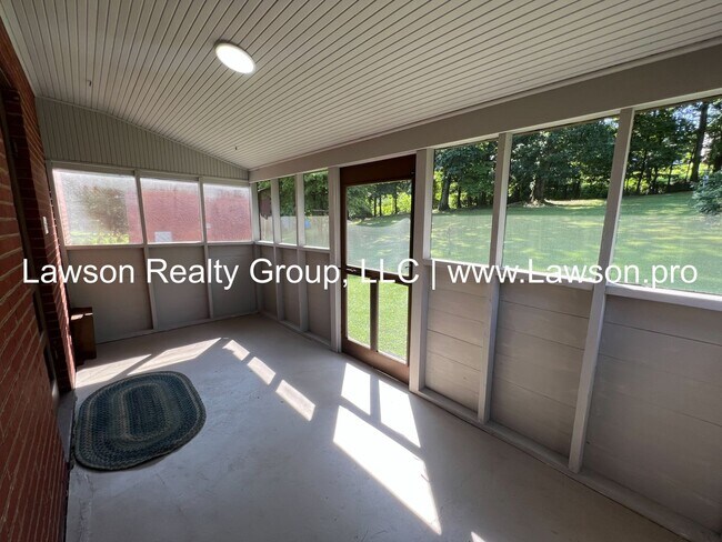 Building Photo - Quaint Two Bedroom Home By Christmas Tree Farm