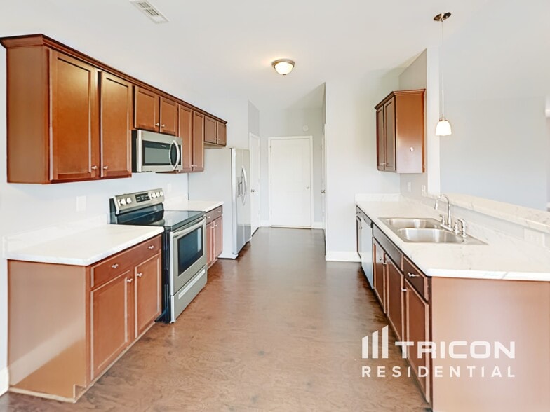 Building Photo - 249 White Creek Dr