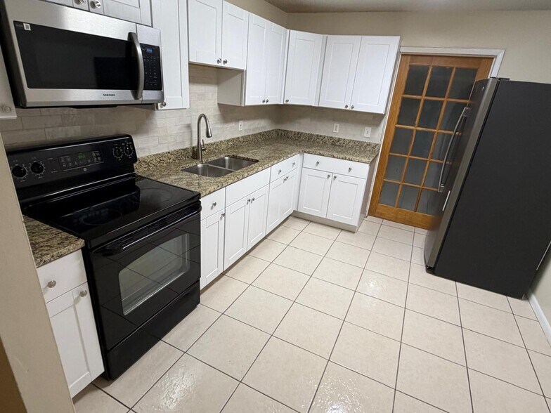 Building Photo - 9332 Sun Ct