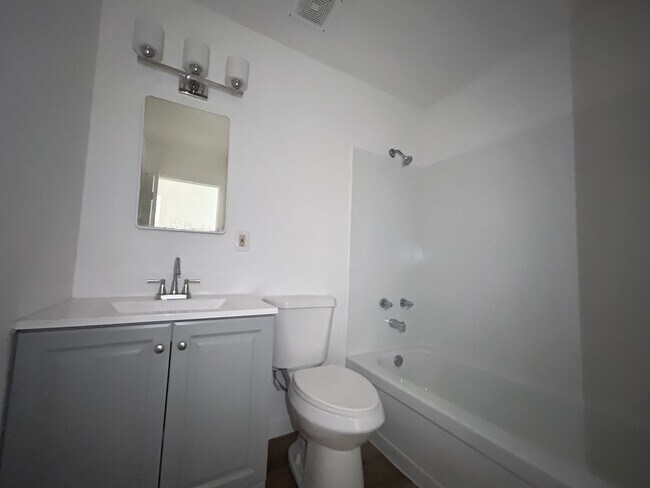 Building Photo - No HOA! 3 Bedroom 2 Bathroom House!