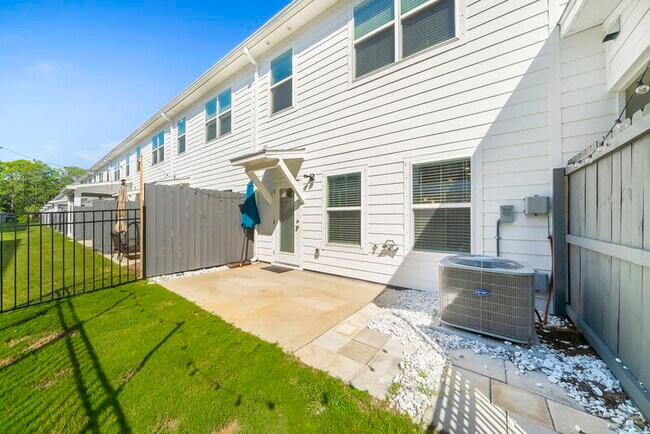 Building Photo - 219 Skylah Ln