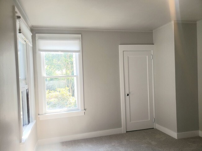 Building Photo - 3 Bedroom Near Elevator and Downtown Orego...