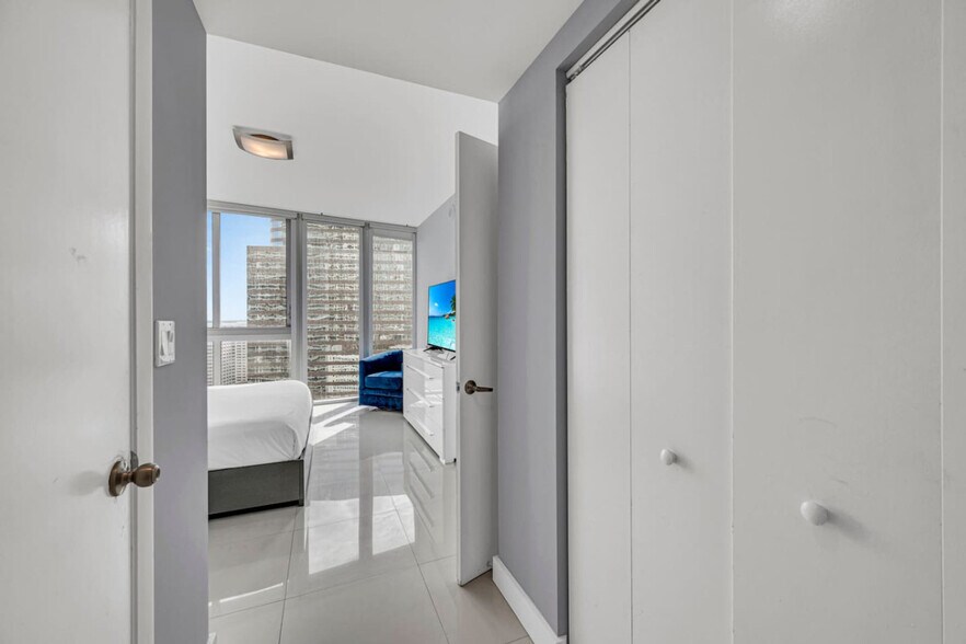 Building Photo - 485 Brickell Ave