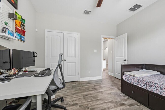 Building Photo - 3013 Chalice Well Dr
