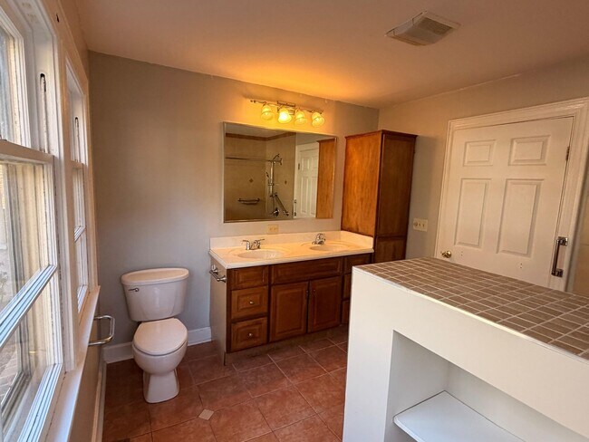 Building Photo - AVAILABLE NOW!