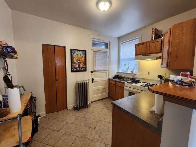Building Photo - Spacious 2 Bed/1 Bath In Andersonville