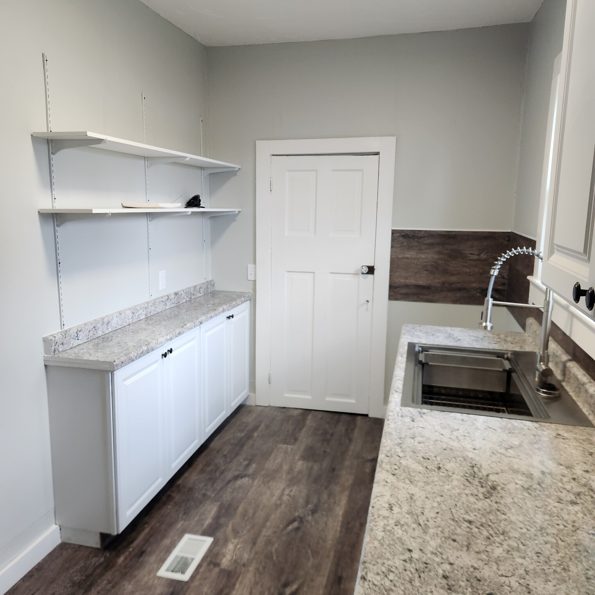 Building Photo - 212 1st St NW