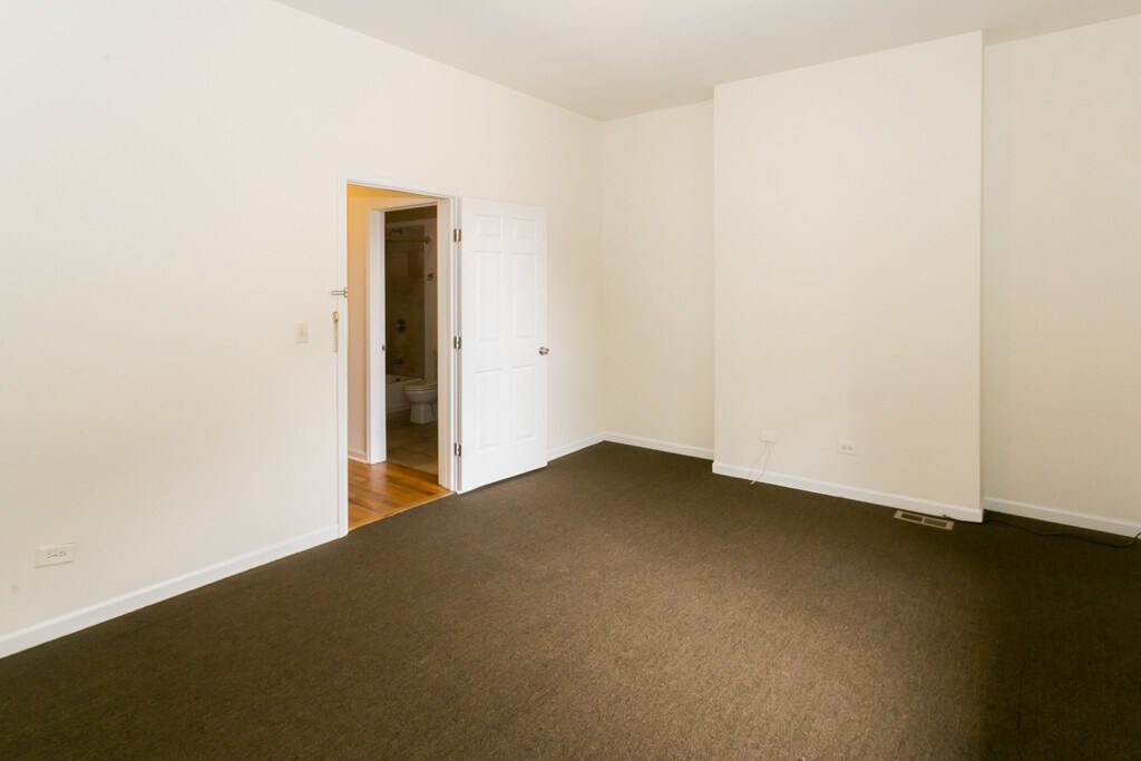 Building Photo - 2835 W Medill Ave