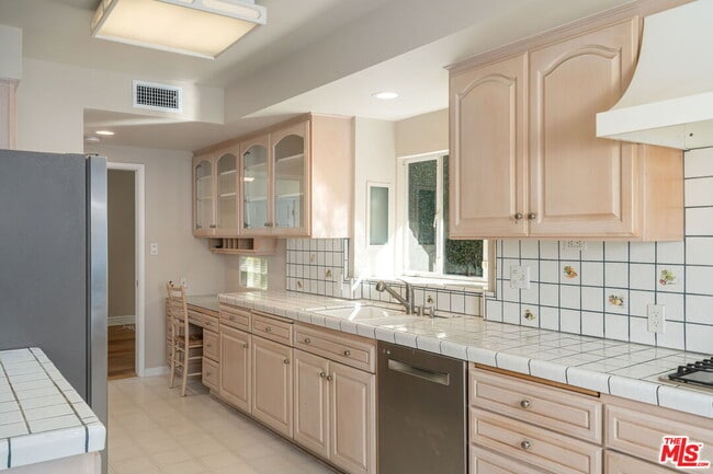 Building Photo - 14972 Camarosa Dr
