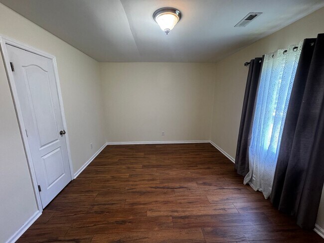 Building Photo - 2115 Cameo Dr