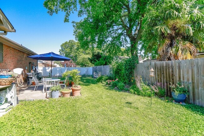 Building Photo - Charming 2BR in Historic Home – Bright, Sp...
