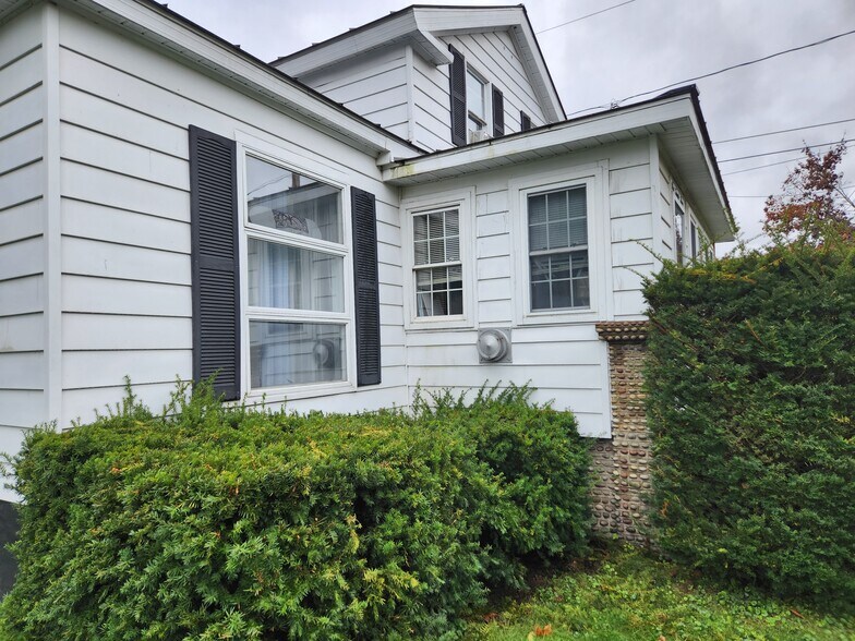 Large Front Porch - 123 W Mohawk St