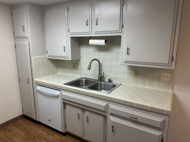 Building Photo - 1750 Prefumo Canyon Rd