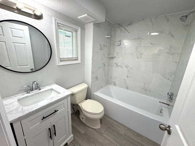 Building Photo - 515 49th Ave Terrace W