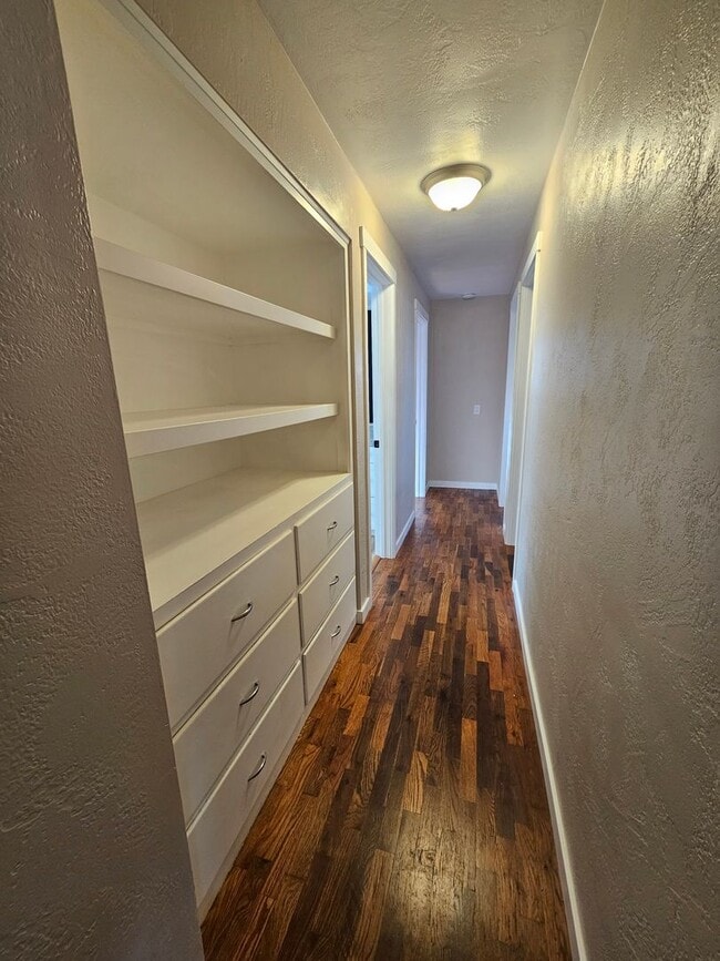 Building Photo - Delightful Home Within Minutes to Everything