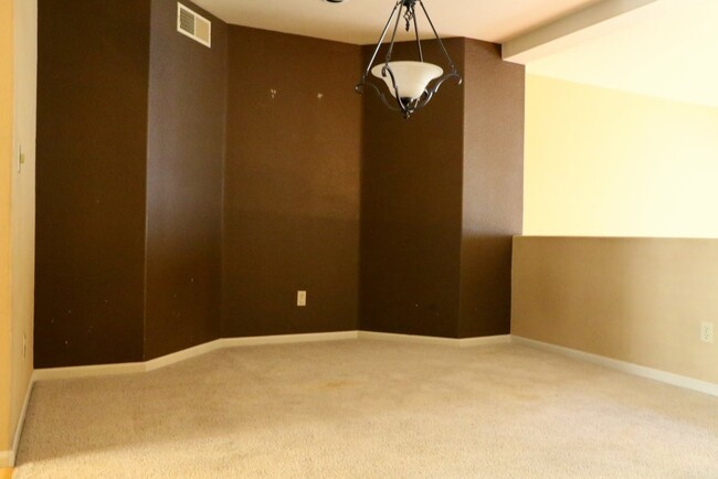 Building Photo - Beautiful Model Townhouse 2bed 2.5 bath w/...