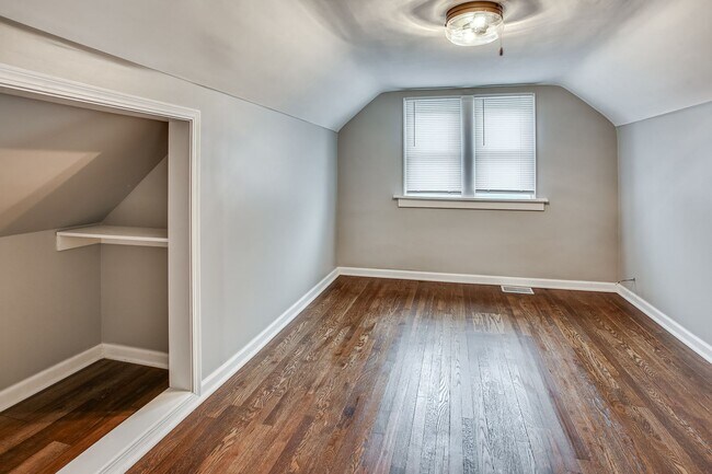 Building Photo - Charming Aksarben Gem