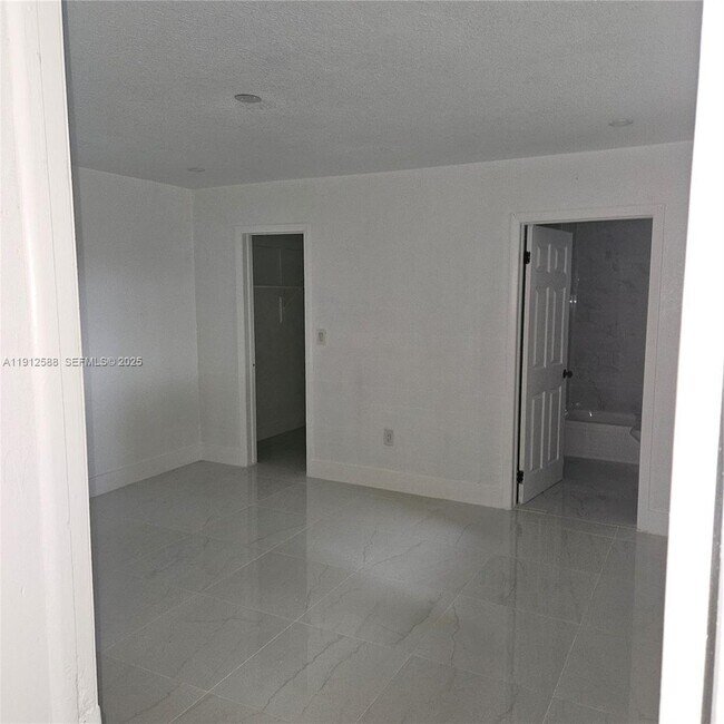 Building Photo - 14710 NE 5th Ct