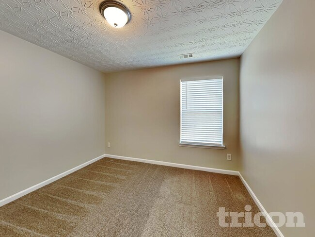 Building Photo - 305 Sarasota Ln