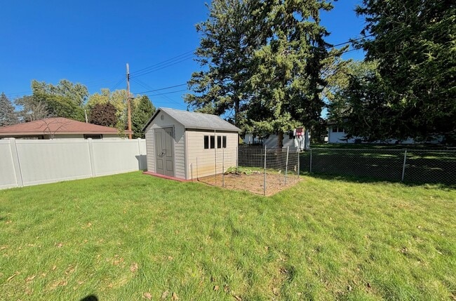Building Photo - Sprawling 3bedroom 2bath Home in Roseville...