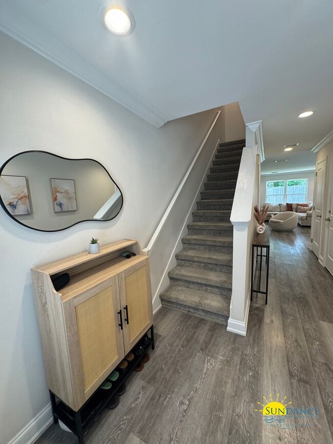 Building Photo - Beautiful 3BR/2.5BA Townhome inNiceville-Near Eglin AFB!