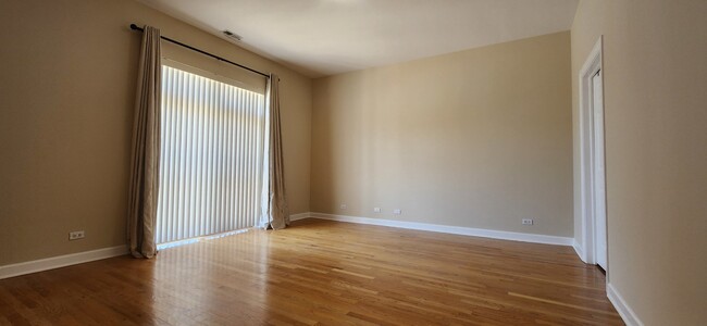 Building Photo - 6425 W Touhy Ave