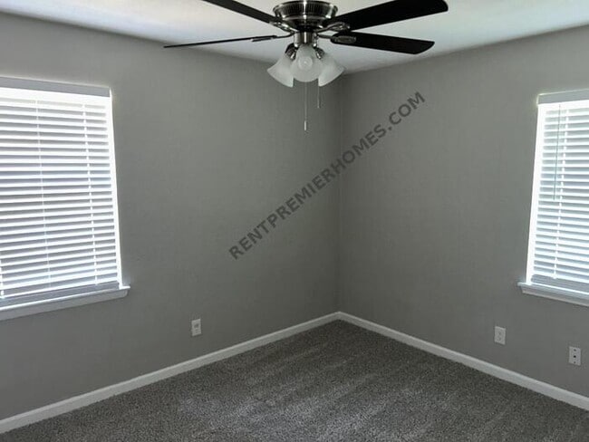 Building Photo - 1833 Grove Cir