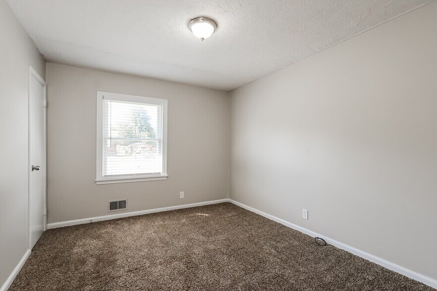 Building Photo - 819 Flicker Rd