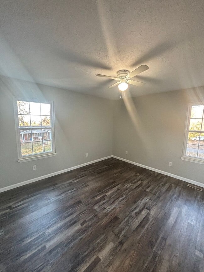 Building Photo - Newly Updated 4bd/3bth in Seymour!