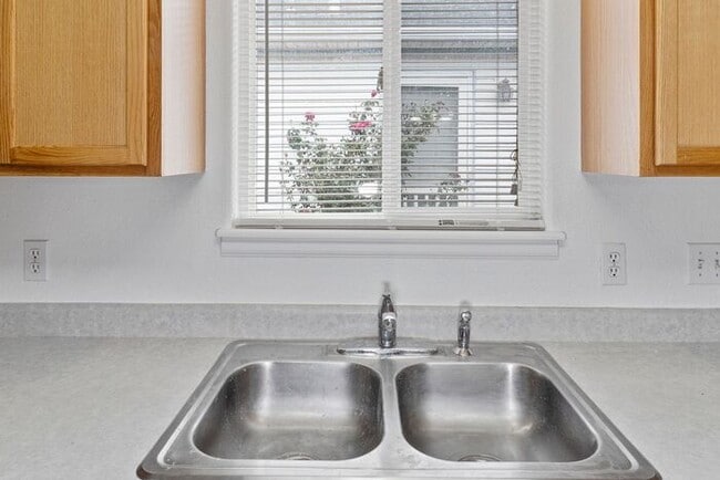 Building Photo - Wonderful 3 Bedroom Home with New Flooring and Paint