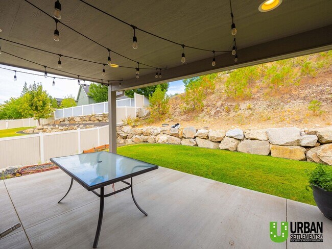 Building Photo - Modern Split-Level Home with Gourmet Kitch...
