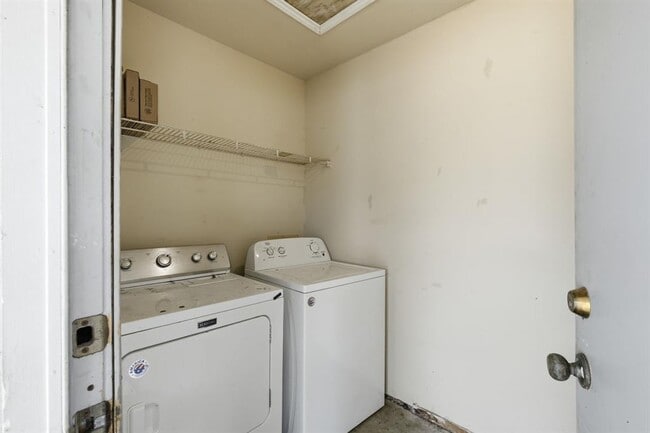 Building Photo - 2131 Andover Dr