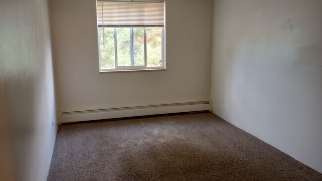 Building Photo - Great location off Leetsdale/Parker and Florida with lots of amenities such as AC, pool, hot tub,...