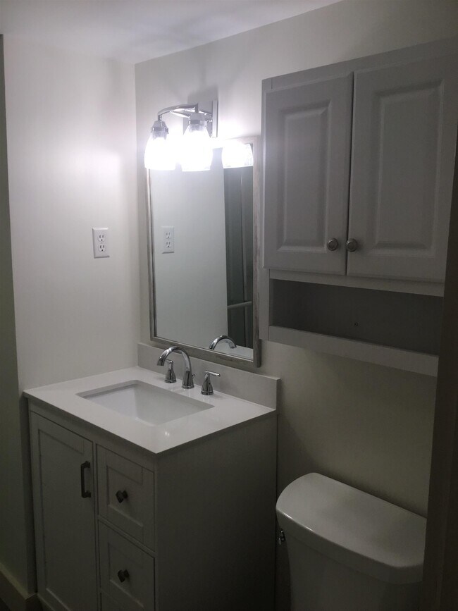 Building Photo - 132 Pine St