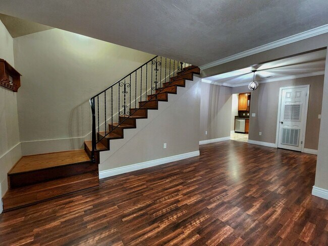 Building Photo - FOR RENT 4 bed 3 bath home