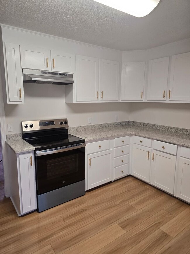 Building Photo - Renovated Home 3 bedroom 1.5 bath with new privacy wooden fence