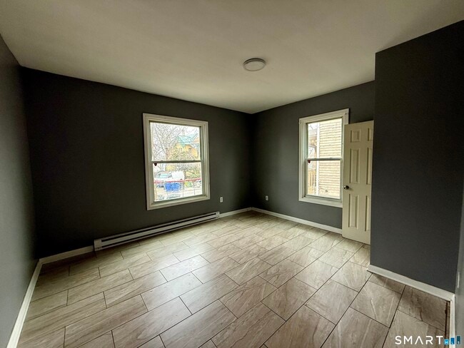 Building Photo - 72 Burton St